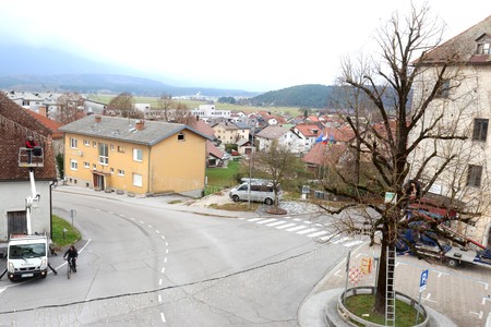 ZAČETEK PRAZNIČNE  OKRASITVE CERKNICE 04 FOTO LJUBO VUKELIČ